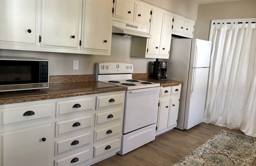 Dunsmuir House | 4BD/1BA Large Remodeled Home 50 Yards to River!