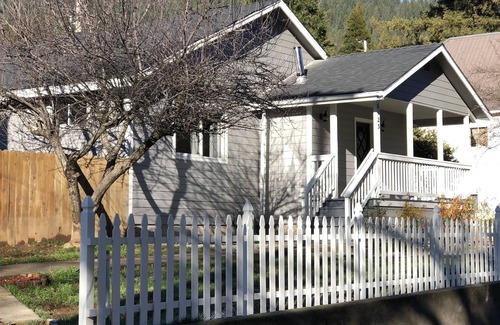 Dunsmuir House | 4BD/1BA Large Remodeled Home 50 Yards to River!
