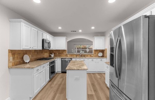 McKinney House | 4BD/2.5BA w Backyard, HotTub, Firepit, Cinema, BBQ