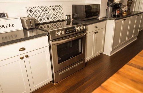 Lincoln House | 4bd 2b 10gst - Cozy Home - Spacious and Homey