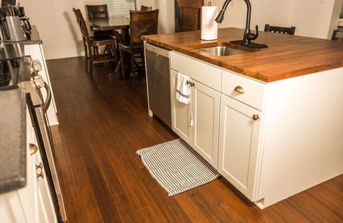 Lincoln House | 4bd 2b 10gst - Cozy Home - Spacious and Homey