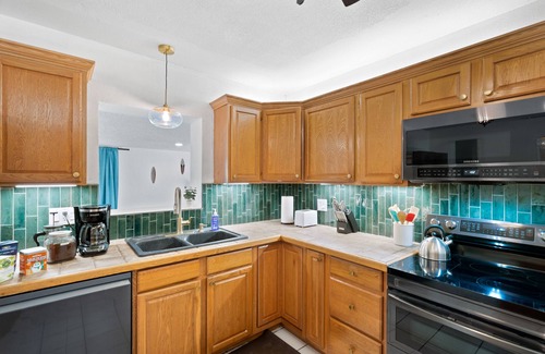 Clearwater House | 4bd/2br Tiki Bar, King bed, & Pool. amenities galore!n