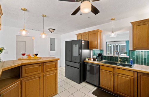 Clearwater House | 4bd/2br Tiki Bar, King bed, & Pool. amenities galore!n