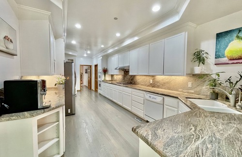 Emerald Hills House | 4bd/3.5ba in Emerald Lake Hills