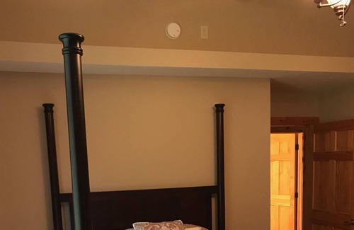 Logan House | 4BD/3BA, 12 Mins To Park, WiFi, Hot Tub, Rec Room