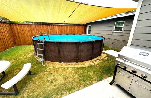Oak Cliff Ski Chalet | 4BD/3BA/DFW Airport Patio private parking Piscina