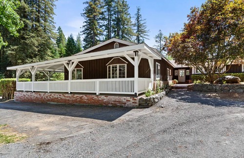 Freestone House | 4bd/3ba Redwood Retreat w/pool