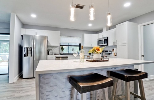 Whitfield House | 🏝4BD/3BA Sleeps 12 Heated Pool Close to Beaches