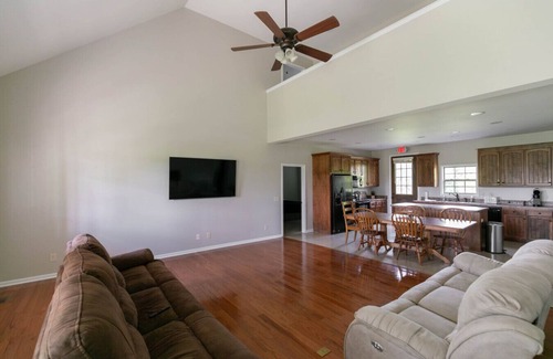 Normandy Apartment | 4BD House Farm Stay on Lake and Duck River