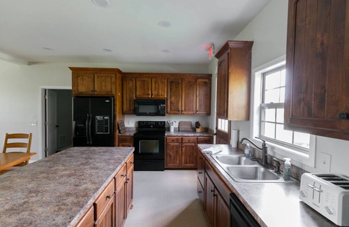 Normandy Apartment | 4BD House Farm Stay on Lake and Duck River