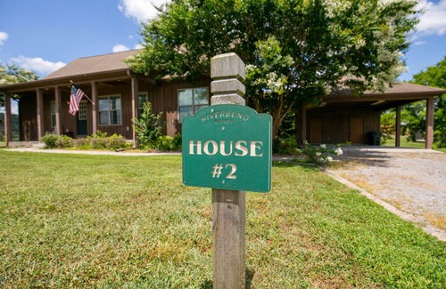 Normandy Apartment | 4BD House Farm Stay on Lake and Duck River