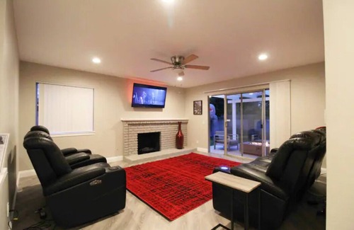 Orange House | 4BD REMODELED HOUSE, FIREPIT, GAMEROOM, CLEAN!