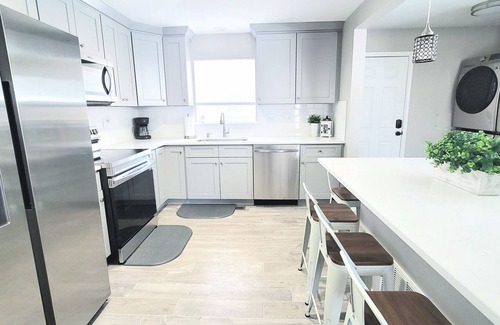 Mar Lee House | 4bdrm-4 bath; Families/Corporate Stays; Pets OK!