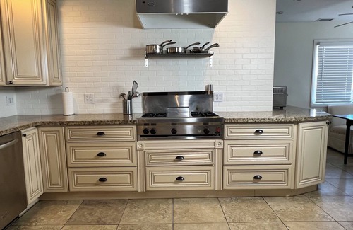 Vista House | 4Bed/2.5 bath/for up to 12/hot tub/BBQ/Legoland/wild animal park/Vista House