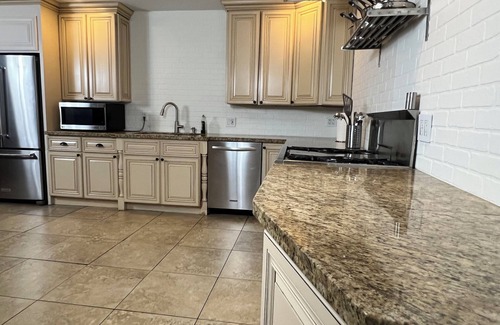 Vista House | 4Bed/2.5 bath/for up to 12/hot tub/BBQ/Legoland/wild animal park/Vista House