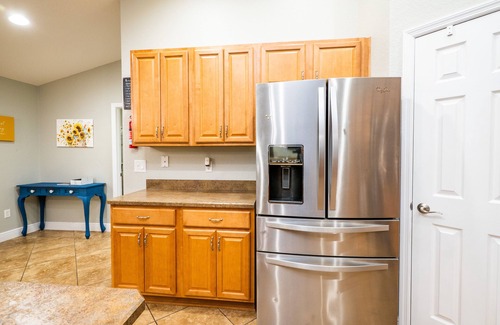 Fellowship House | ✨ 4bed 2.5bath Pool Home. 5 mins from WEC! Sleeps 8-10 Guests. Pet Friendly