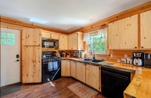 Jackson Cabin | 4Bed 3Bath Cabin w/Hot Tub Near North Conway #TheIntervaleCabin