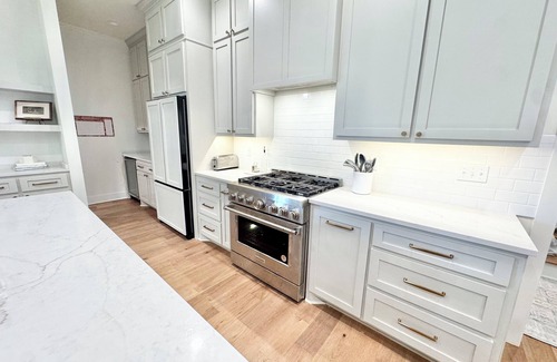 Oxford House | 4bed,4.5 bath+Bonus room. Sleeps 10. Custom Home in Oxford. 12 min. from Square.