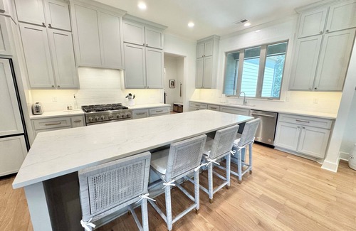 Oxford House | 4bed,4.5 bath+Bonus room. Sleeps 10. Custom Home in Oxford. 12 min. from Square.