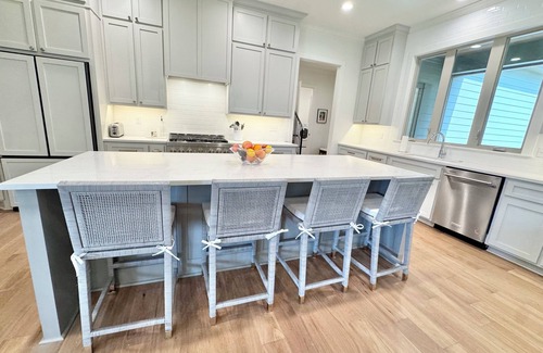 Oxford House | 4bed,4.5 bath+Bonus room. Sleeps 10. Custom Home in Oxford. 12 min. from Square.