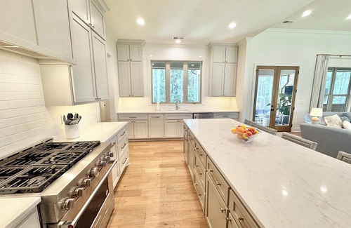 Oxford House | 4bed,4.5 bath+Bonus room. Sleeps 10. Custom Home in Oxford. 12 min. from Square.