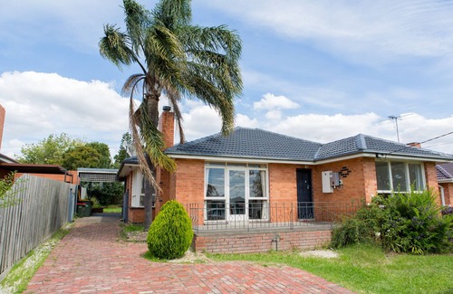 Burwood East House | 4bedrooms, 2.5 bathrooms w/WIFI & NETFLIX Home at Burwood East *pets friendly*