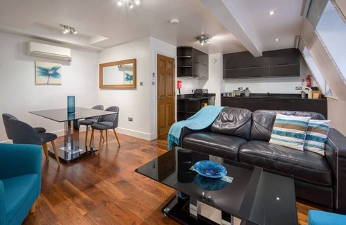 Lime Street Apartment | 4BG 1BR sleeps 4 Balcony Air Con