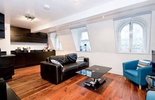 Lime Street Apartment | 4BG 1BR sleeps 4 Balcony Air Con
