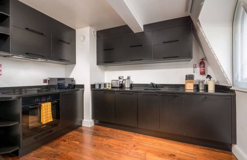 Lime Street Apartment | 4BG 1BR sleeps 4 Balcony Air Con