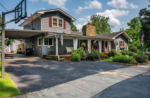 Nashville House | 4BR, 2.5 BA in the heart of Nashville