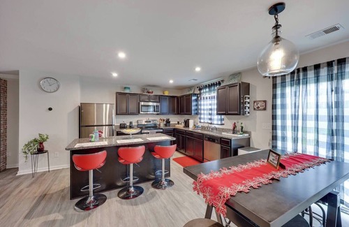 Columbia House | 4BR 2.5BA Family Retreat Sleeps 8