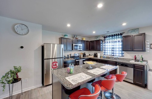 Columbia House | 4BR 2.5BA Family Retreat Sleeps 8