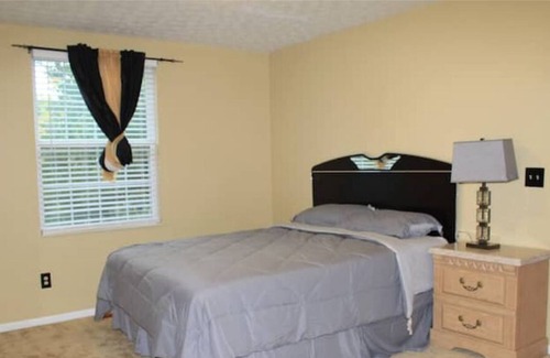 Columbus House | 4BR, 2.5bth, 2CG & Fenced backyard in serene neighborhood