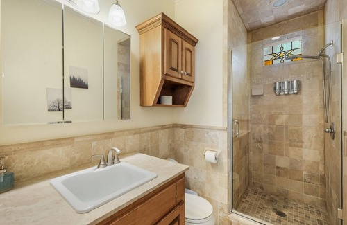 Alta Vista Apartment | 4BR/2BA Apt near downtown - 4 Queen beds, 2 Twins - Free Parking - Fast Wi-Fi