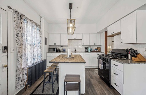 Merriam Park House | 4BR/2BA Home in Charming St. Paul - Sleeps 10!