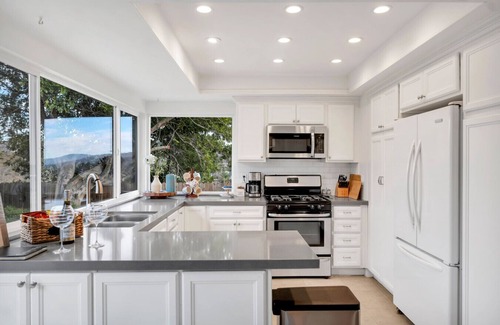 Thousand Oaks House | 4BR, 2Ba, View, Jacuzzi, Pool Table, Ping Pong, Smart TVs