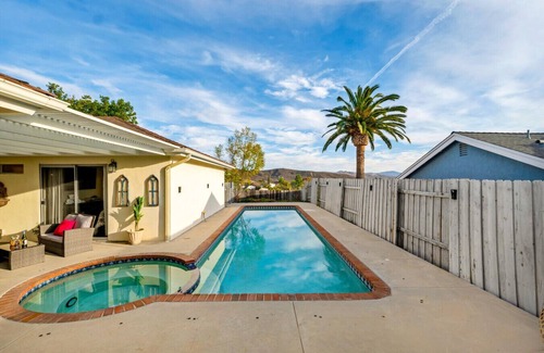 Thousand Oaks House | 4BR, 2Ba, View, Jacuzzi, Pool Table, Ping Pong, Smart TVs