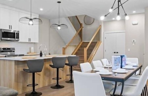 Montgomery House | 4BR | 3.5 Bath | Game Rm | Near Hospital | Garage