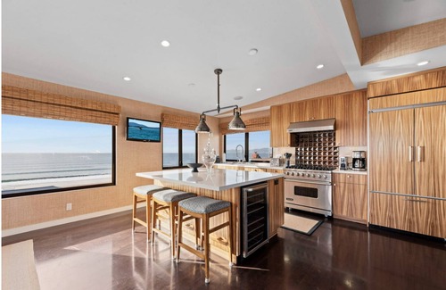 The Strand House | 4BR 3.5BA Manhattan Bch Hm, Pano White Water Ocean & Sunset Vus Steps to Strand