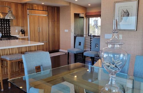 The Strand House | 4BR 3.5BA Manhattan Bch Hm, Pano White Water Ocean & Sunset Vus Steps to Strand