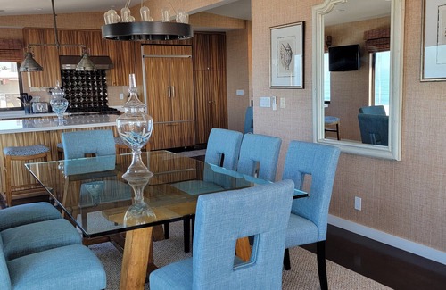 The Strand House | 4BR 3.5BA Manhattan Bch Hm, Pano White Water Ocean & Sunset Vus Steps to Strand