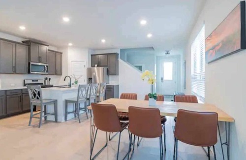 Austin House | 4BR/3.5BH Private Pool: 5M Airport, F1 & 2-Story