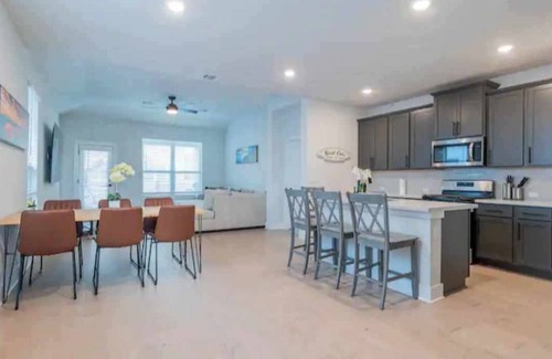 Austin House | 4BR/3.5BH Private Pool: 5M Airport, F1 & 2-Story