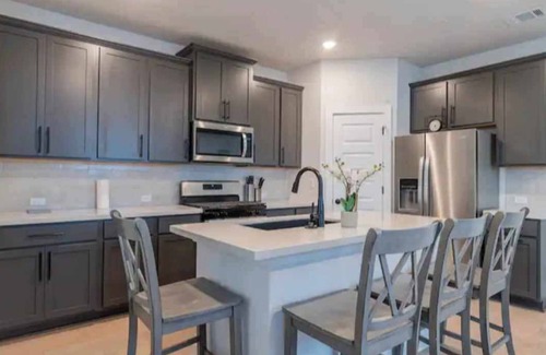 Austin House | 4BR/3.5BH Private Pool: 5M Airport, F1 & 2-Story