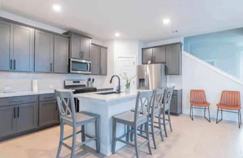 Austin House | 4BR/3.5BH Private Pool: 5M Airport, F1 & 2-Story