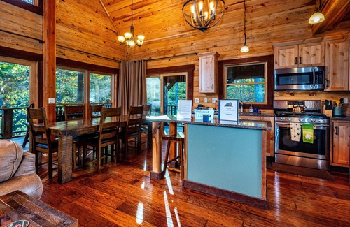 Helmsburg Cabin | 4BR, 3 BA Log Cabin in the woods.