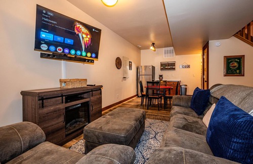 Helmsburg Cabin | 4BR, 3 BA Log Cabin in the woods.