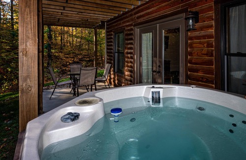 Helmsburg Cabin | 4BR, 3 BA Log Cabin in the woods.