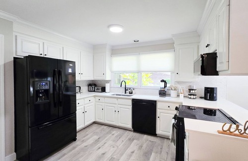 Waxhaw House | 4BR/3 Kings 1 Queen, Patio & Large Fenced Backyard