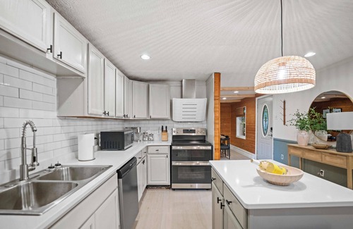 Summerlee House | 4br 3ba/10 min to NRG/hot tub/sauna/firepit